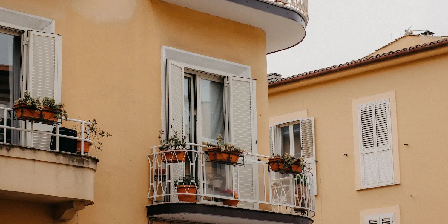 Balconi condominiali: chi paga la manutenzione? Guida per i condomini