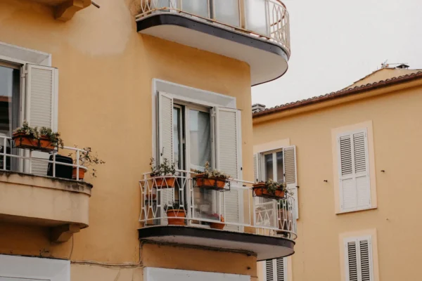 Balconi condominiali: chi paga la manutenzione? Guida per i condomini