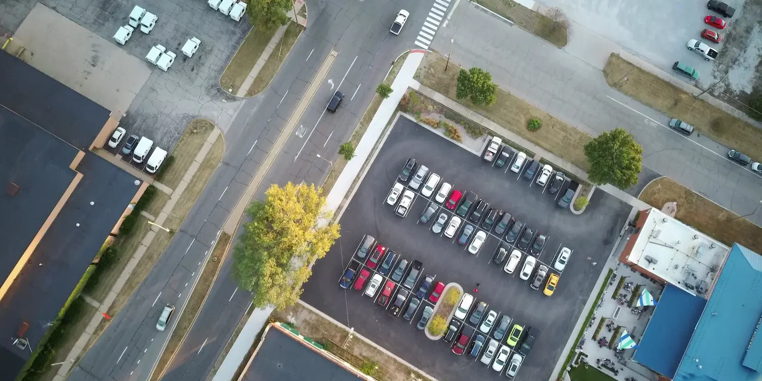 Uso delle parti comuni in condominio: guida per i condomini ai cortili e parcheggi