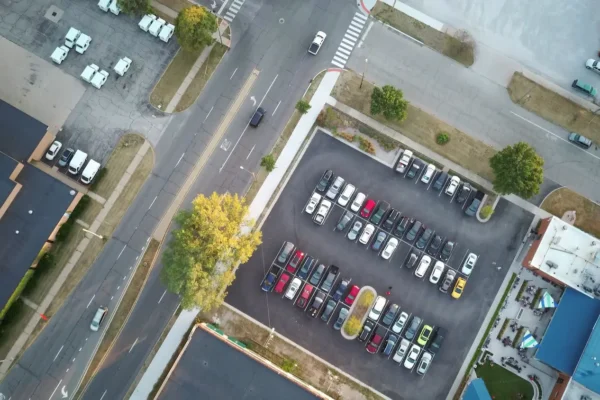 Uso delle parti comuni in condominio: guida per i condomini ai cortili e parcheggi